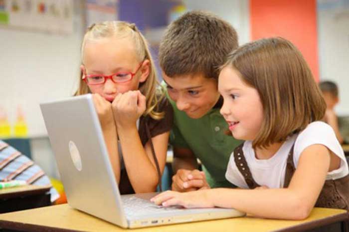 کودکان در حال کار با اینترنت