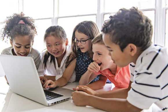 کودکان در حال استفاده از لپ تاپ