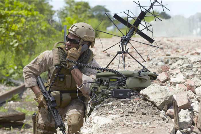 سرباز در حال استفاده از بی سیم