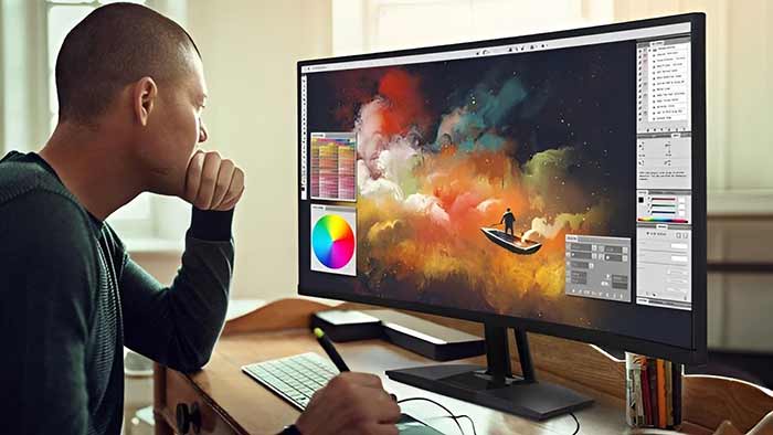 در حال نگاه به مانیتور مدرن